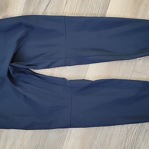 Lulu pants condition, with ribbon tag, navy blue size medium - Picture 3 of 3